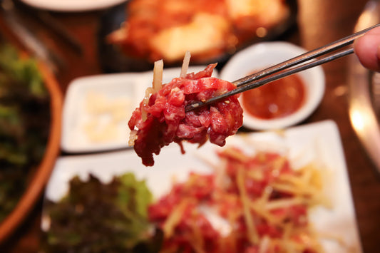 進化するユッケ：韓国の市場から東京の食卓へ