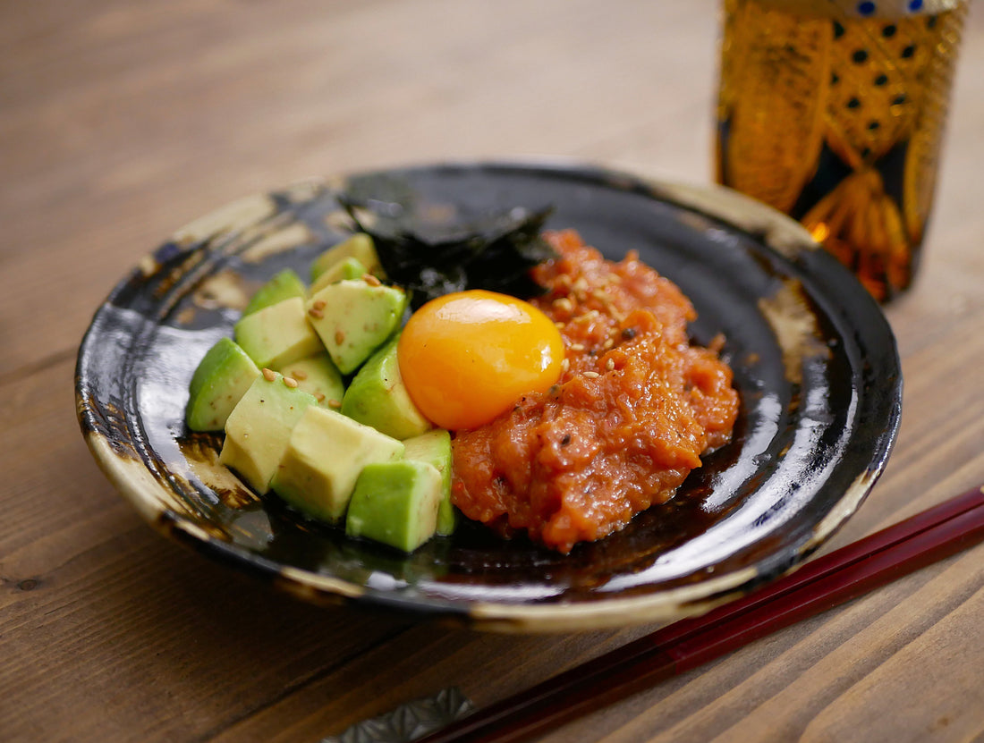 深夜にユッケを頼む理由とは？大人の心理とその背景を考える