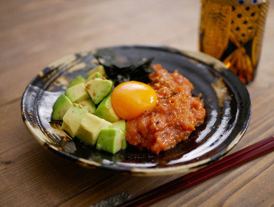 深夜にユッケを頼む理由とは？大人の心理とその背景を考える