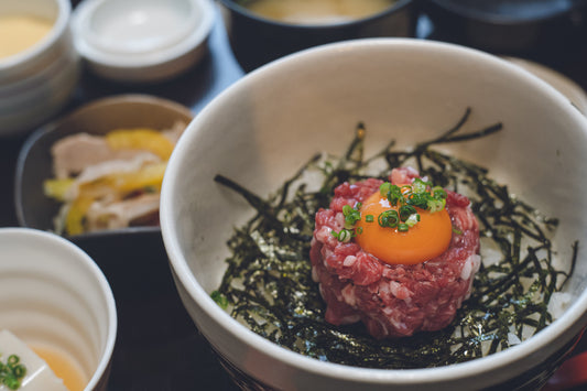 🥢「ユッケはもう生肉じゃない？」——タレが主役の進化系ユッケ論